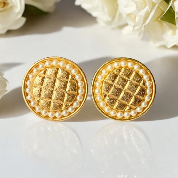 Ooops A Daisy Jewelry - Vintage Designer Ooops A Daisy Retro 80s Gold tone Quilted Disk Pearl Earrings